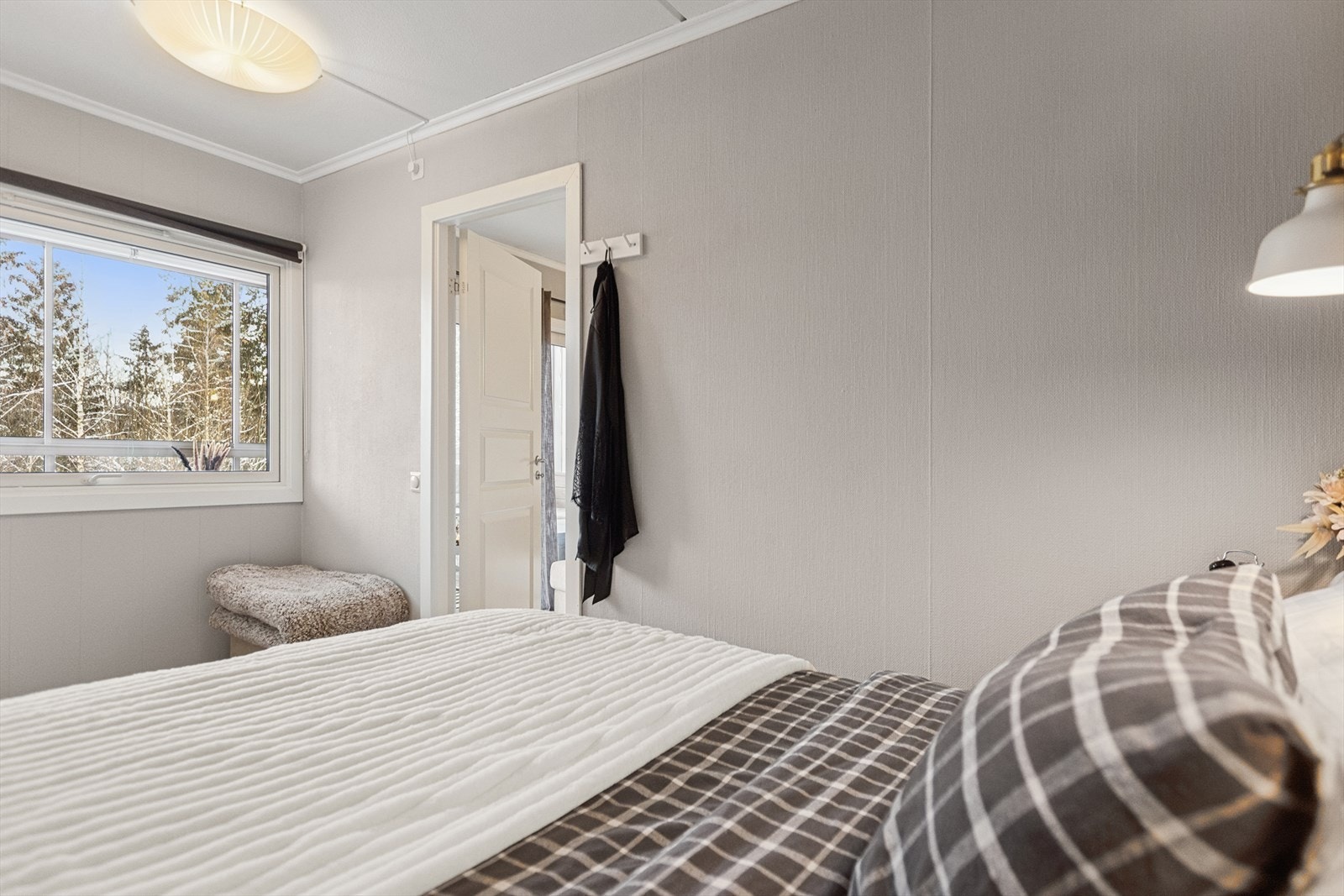 Soverommet er malt i flott og lys farge. Galleribilde