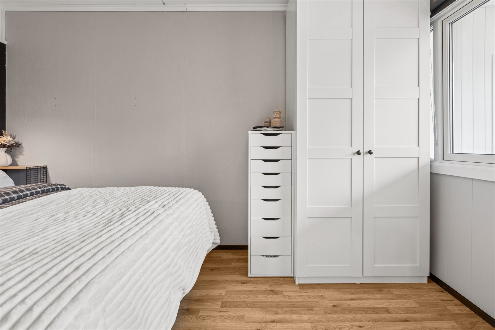 Garderobeskap følger ikke med. Galleribilde