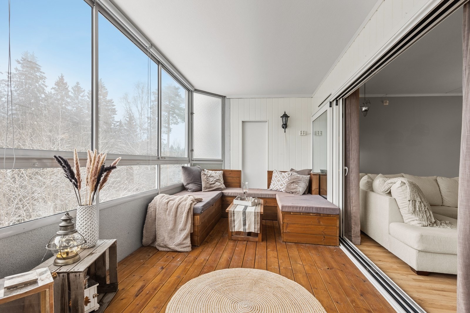 Boligen har en flott innglasset balkong på ca. 14 kvm. Her følger plassbygde utemøbler med kjøpet. Galleribilde