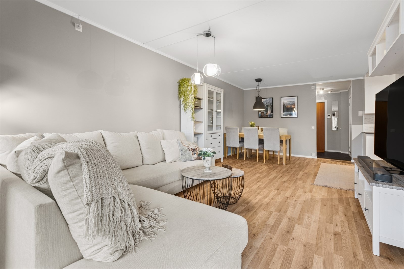 I stuen er det naturlige soner for både sofa- og spisegruppe. Galleribilde