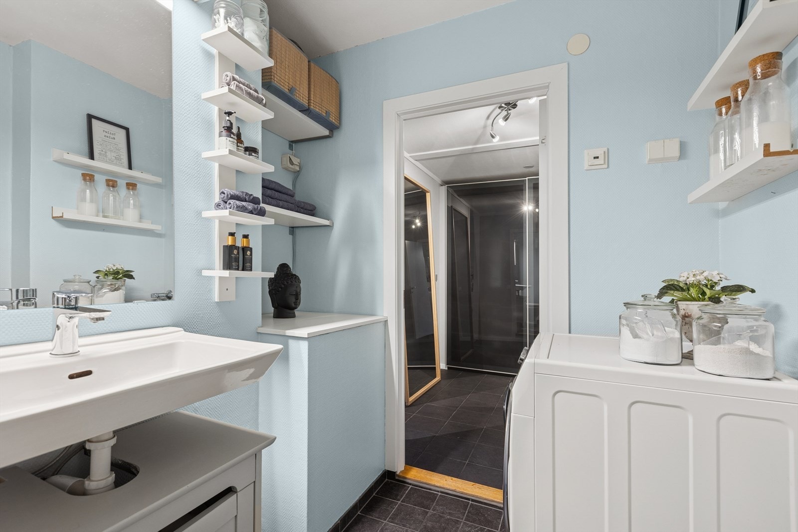 Badet er av eldre dato, men fungerer godt til sitt formål. Det ville vært normalt å bytte det, men det kan du slippe og tenke på. Badet skal totalrenoveres i regi av borettslaget i 2025. Galleribilde