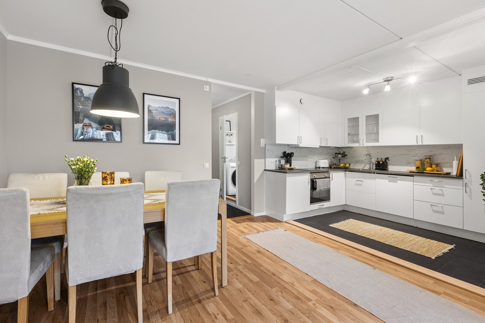 Kjøkkenet ligger i åpen løsning med stue, noe som bidrar til at dette blir sosiale oppholdsrom. Galleribilde