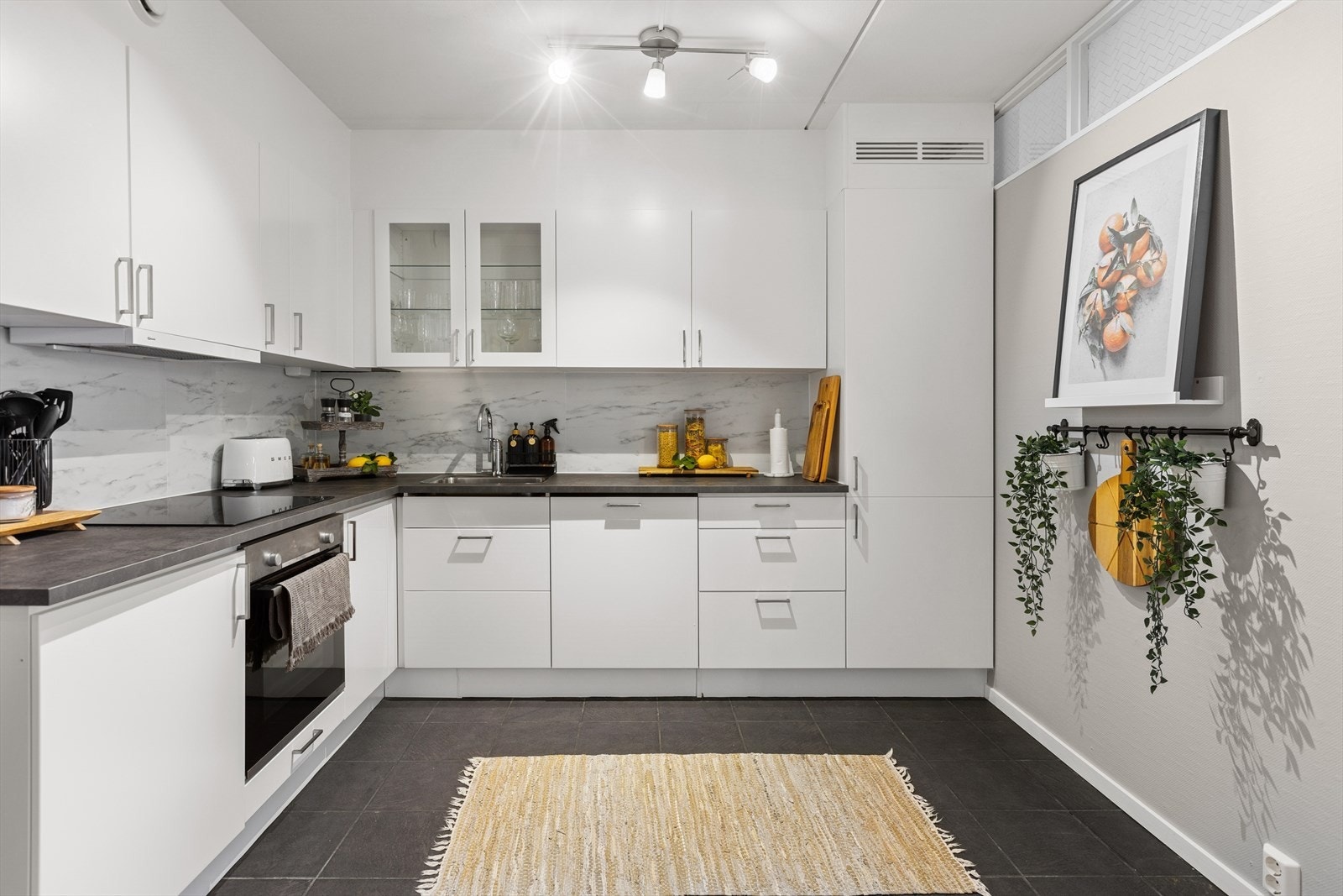 Innredning med glatte fronter og benkeplate av laminat. Det er integrert kjøl/fryseskap, oppvaskmaskin, komfyr og platetopp. Alle disse hvitevarene medfølger. Galleribilde