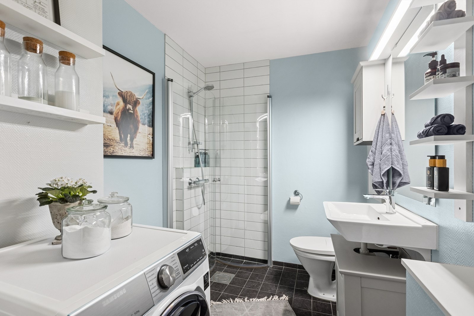 Badet er flislagt på gulv og dusjhjørne. Galleribilde