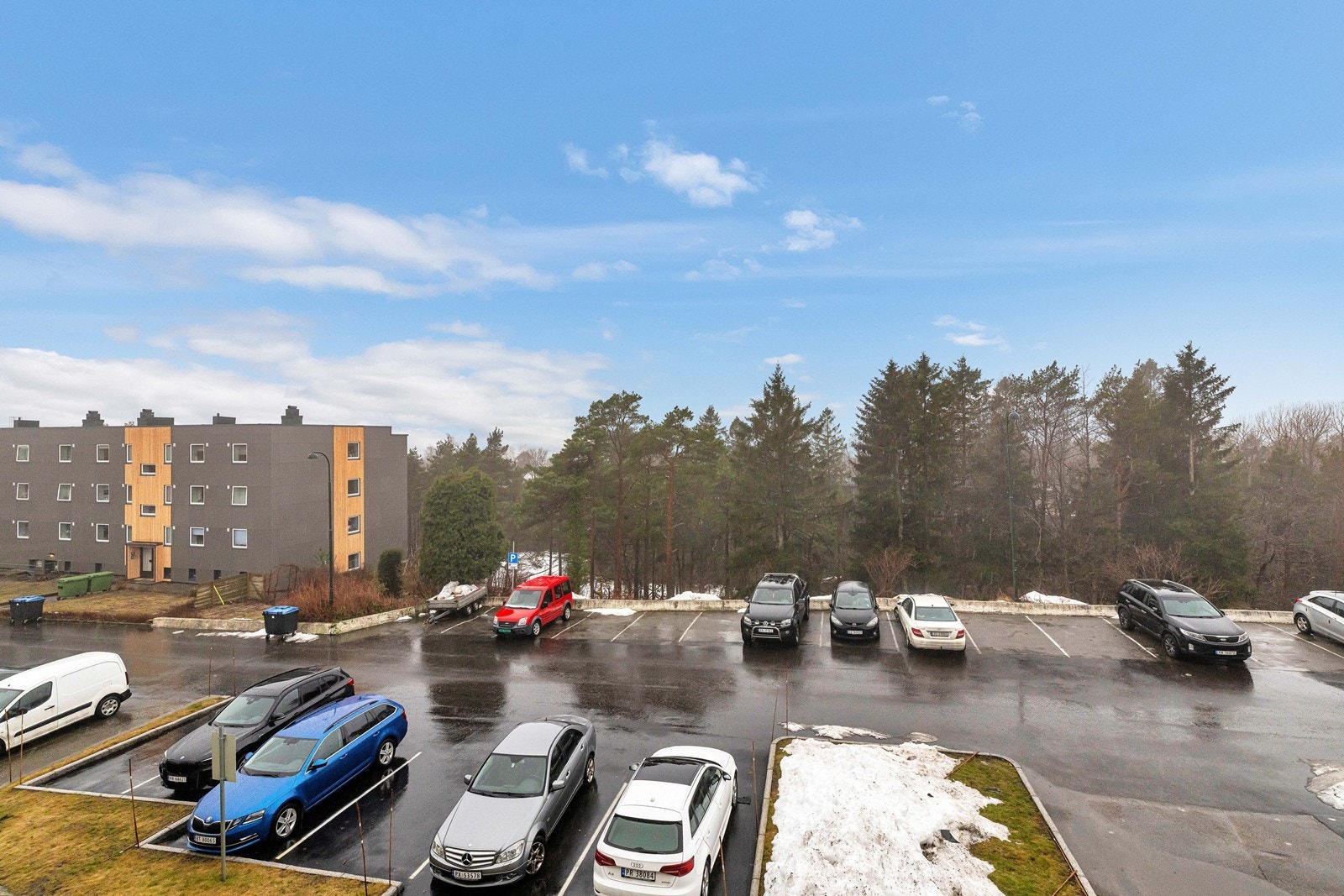 Utsikt mot felles p-plass Galleribilde