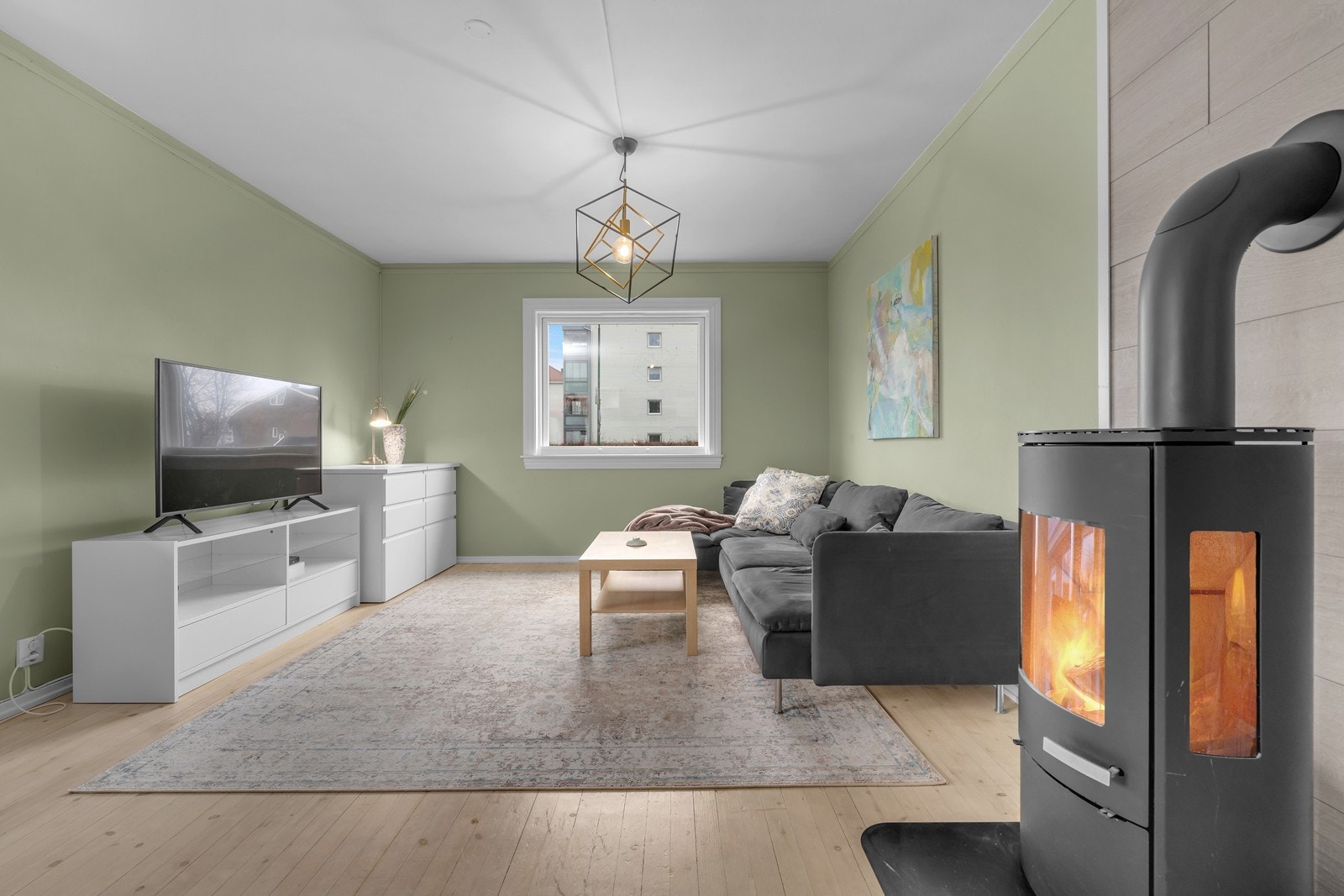 Velkommen til Kongsgård alle 10D - en meget pen og innbydende 2- roms leilighet med solrik og supersentral beliggenhet! Leiligheten har en romslig stue med peisovn og plass til både sofa og spisebord Galleribilde