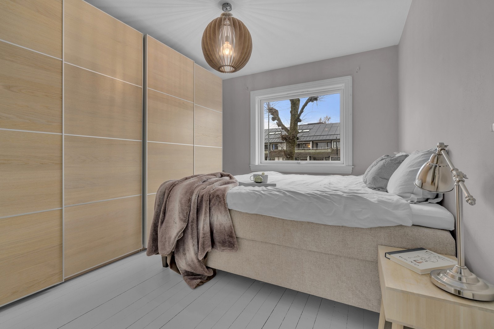 Stort soverom med dobbel skyvedørsgarderobe Galleribilde