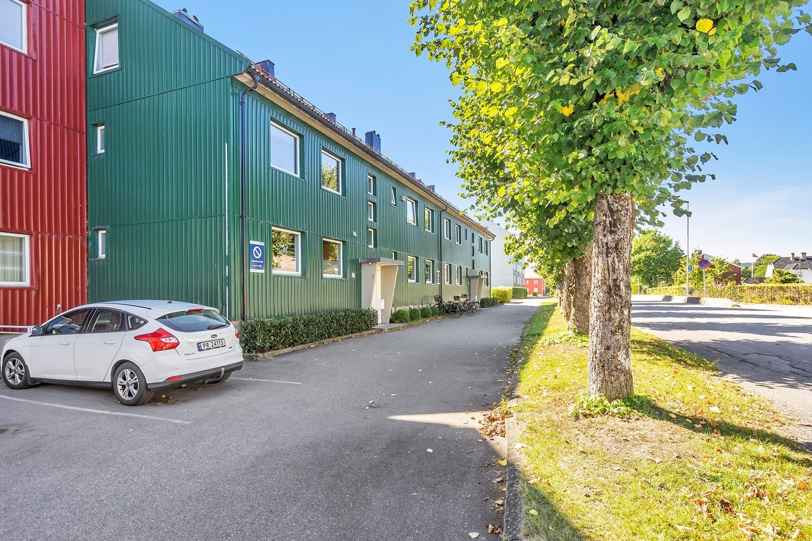 Parkeringsplasser (første mann til mølla) rett ved leiligheten Galleribilde