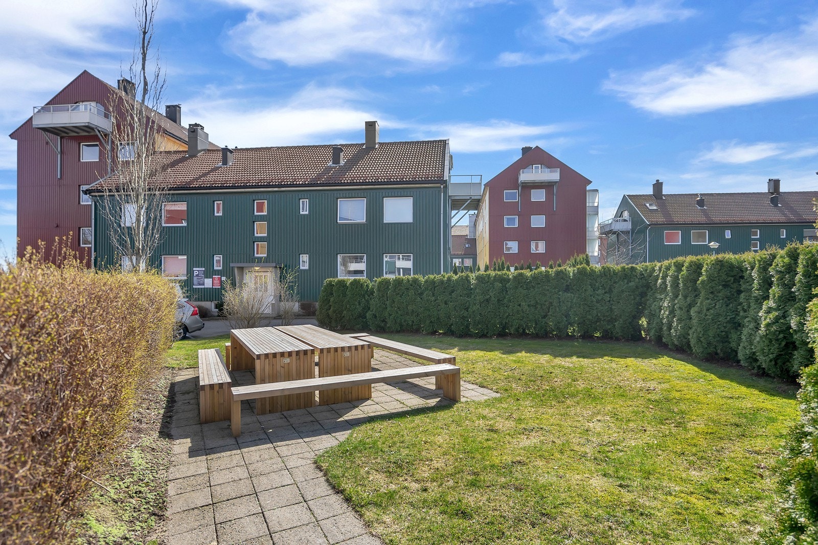 Leiligheten er en del av det veldrevne Valhalla borettslag. Borettslagets tomt kan by på en stor felles tomt med både parkeringsplasser og uteplasser m/møbler Galleribilde