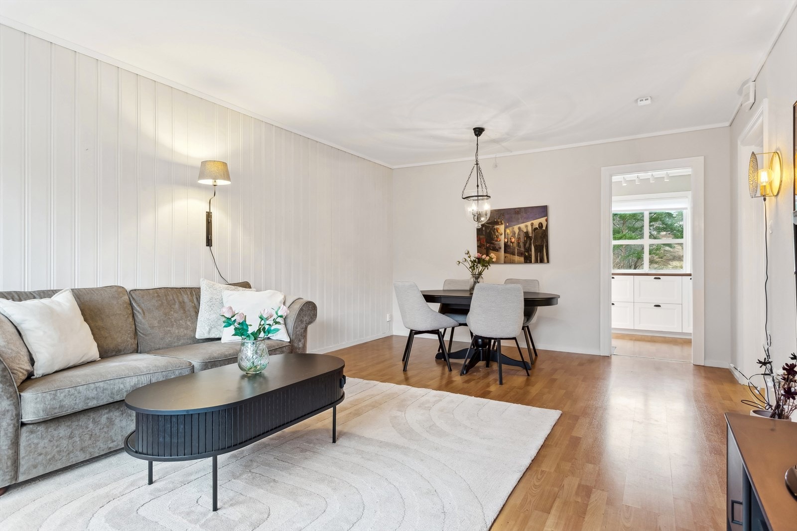 Leiligheten har lys inn fra begge sider av bygget. Galleribilde