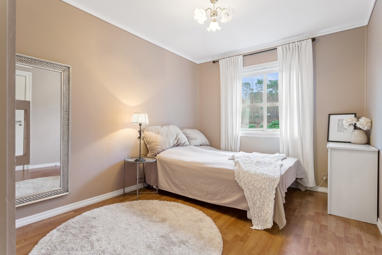Hovedsoverommet er på hele ca. 12m². Galleribilde