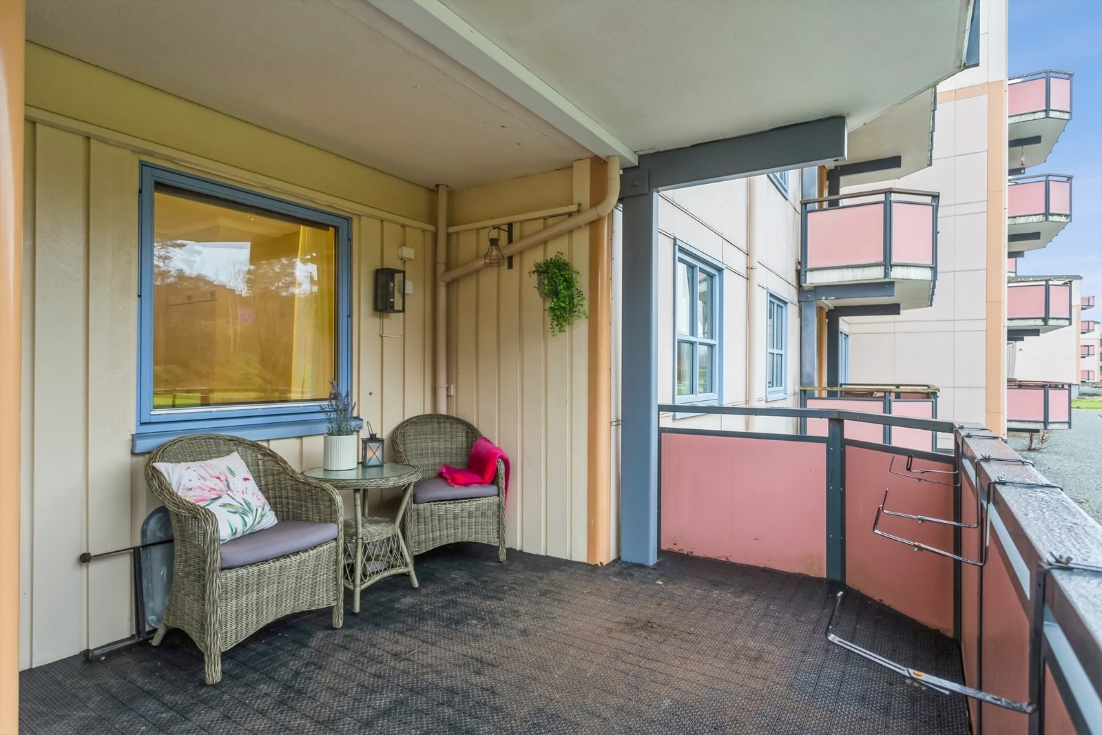 Stor overbygget balkong med utgang fra stuen. Galleribilde