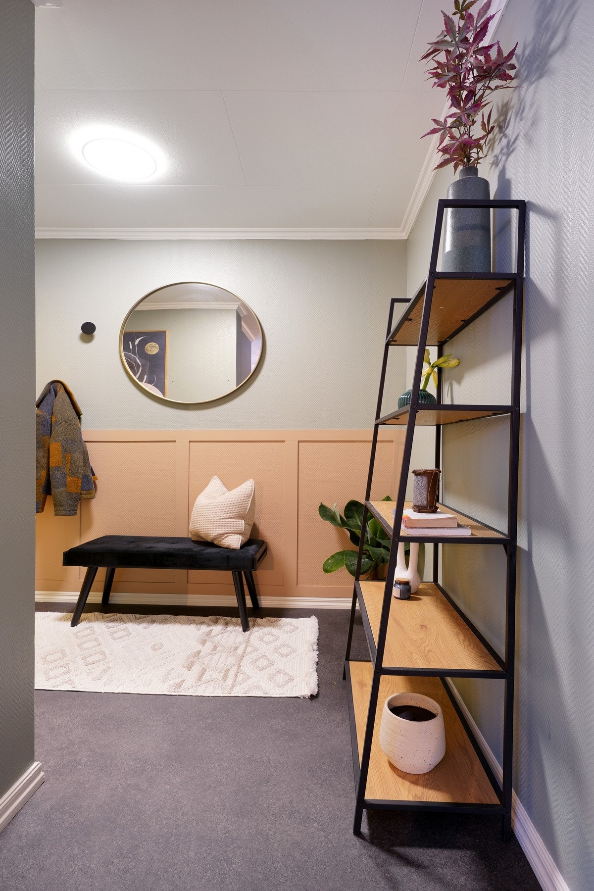 Entrèn er nymalt i 2024, det er også lagt nytt gulv Galleribilde