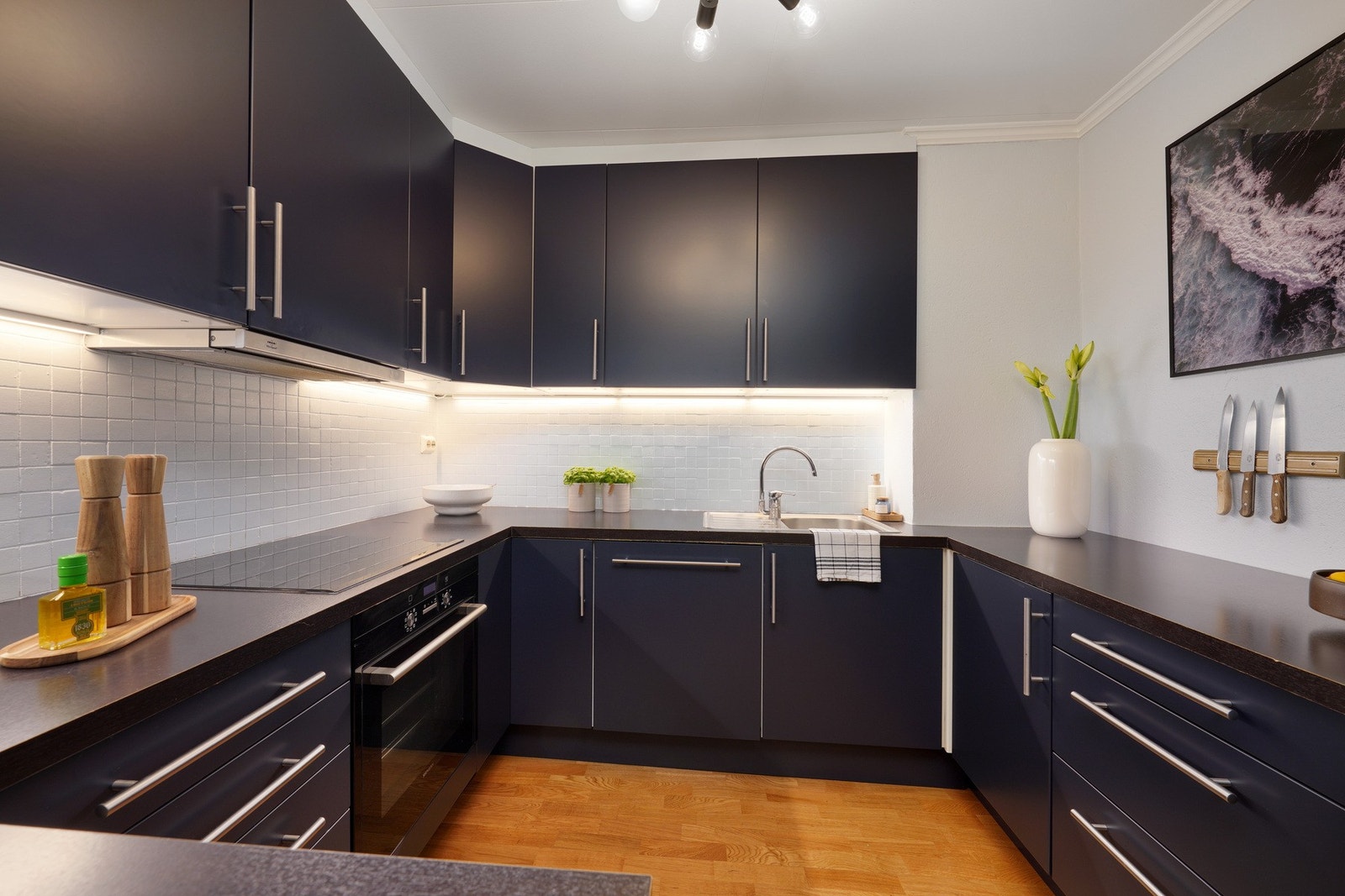 Kjøkkenet er oppgradert i 2024. Det er satt inn lys under overskap med dimmer, fronter er lakkert og det er integrerte hvitevarer som medfølger i salget Galleribilde