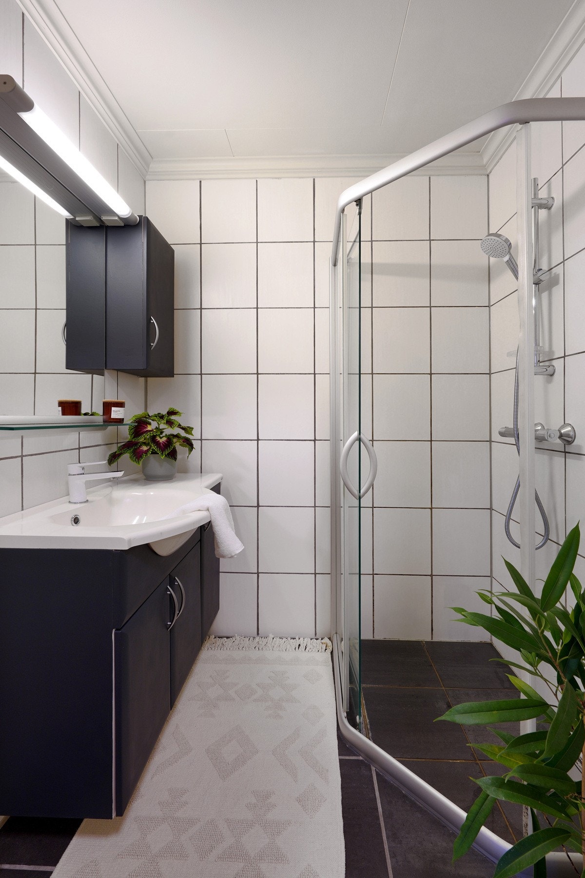 Badet er helfliset med nytt dusjbatteri og kran til vasken har blitt skiftet ut. Frontene på møblene, samt listene, er blitt malt i 2024 Galleribilde