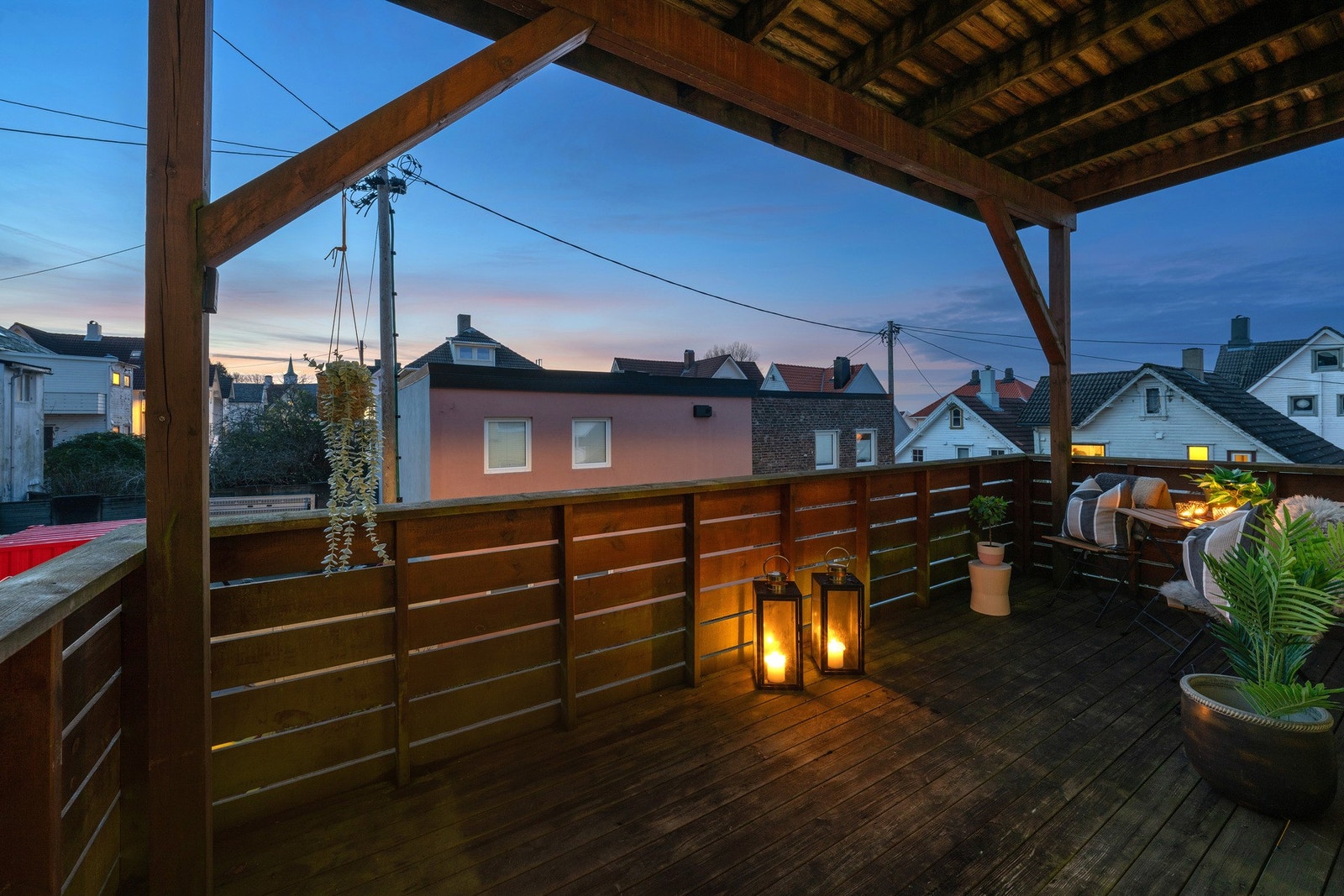 Boligen har kjekk felles balkong, her kan en nyte lange sommerkvelder Galleribilde