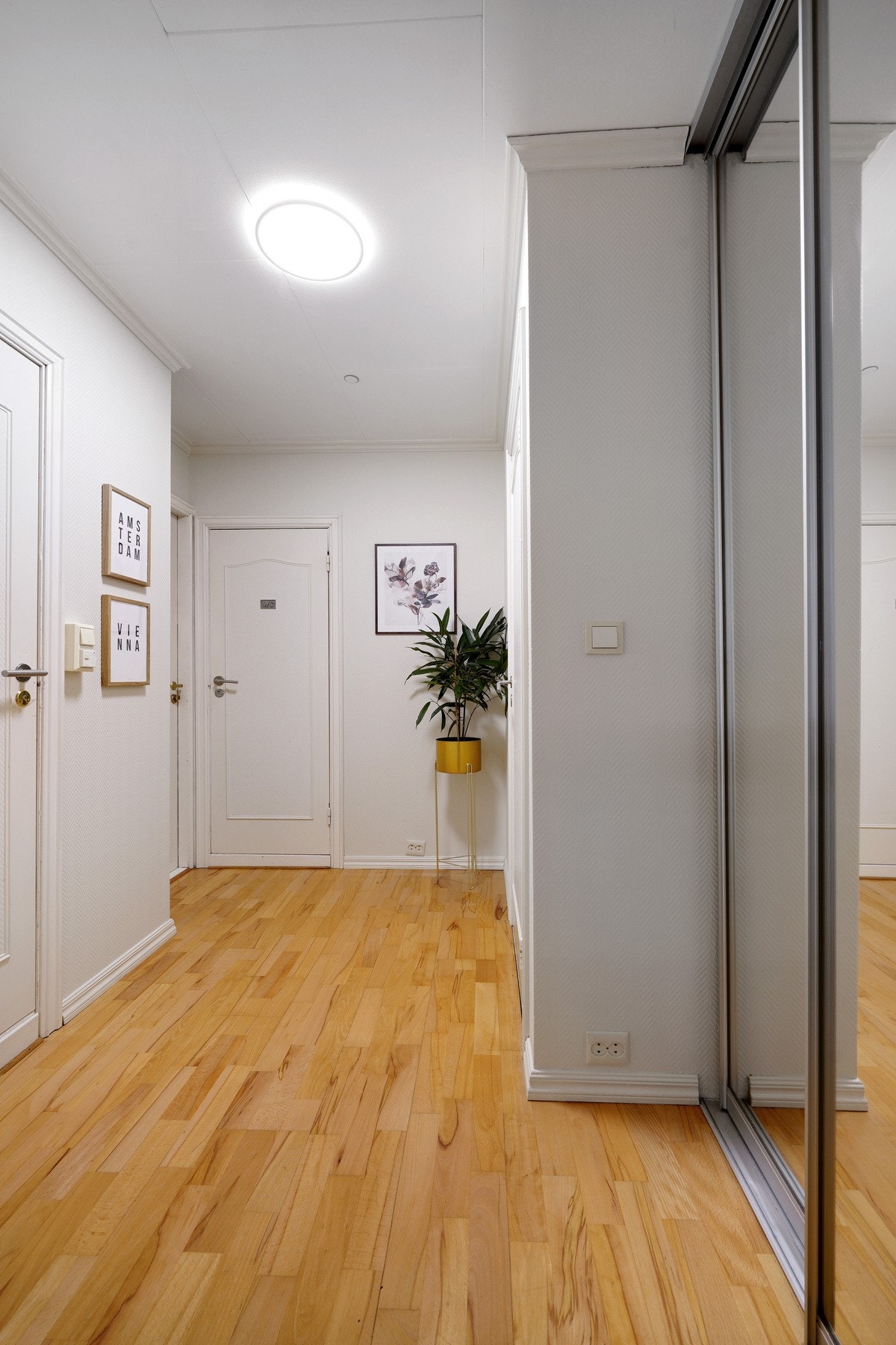 Romslig gang Galleribilde