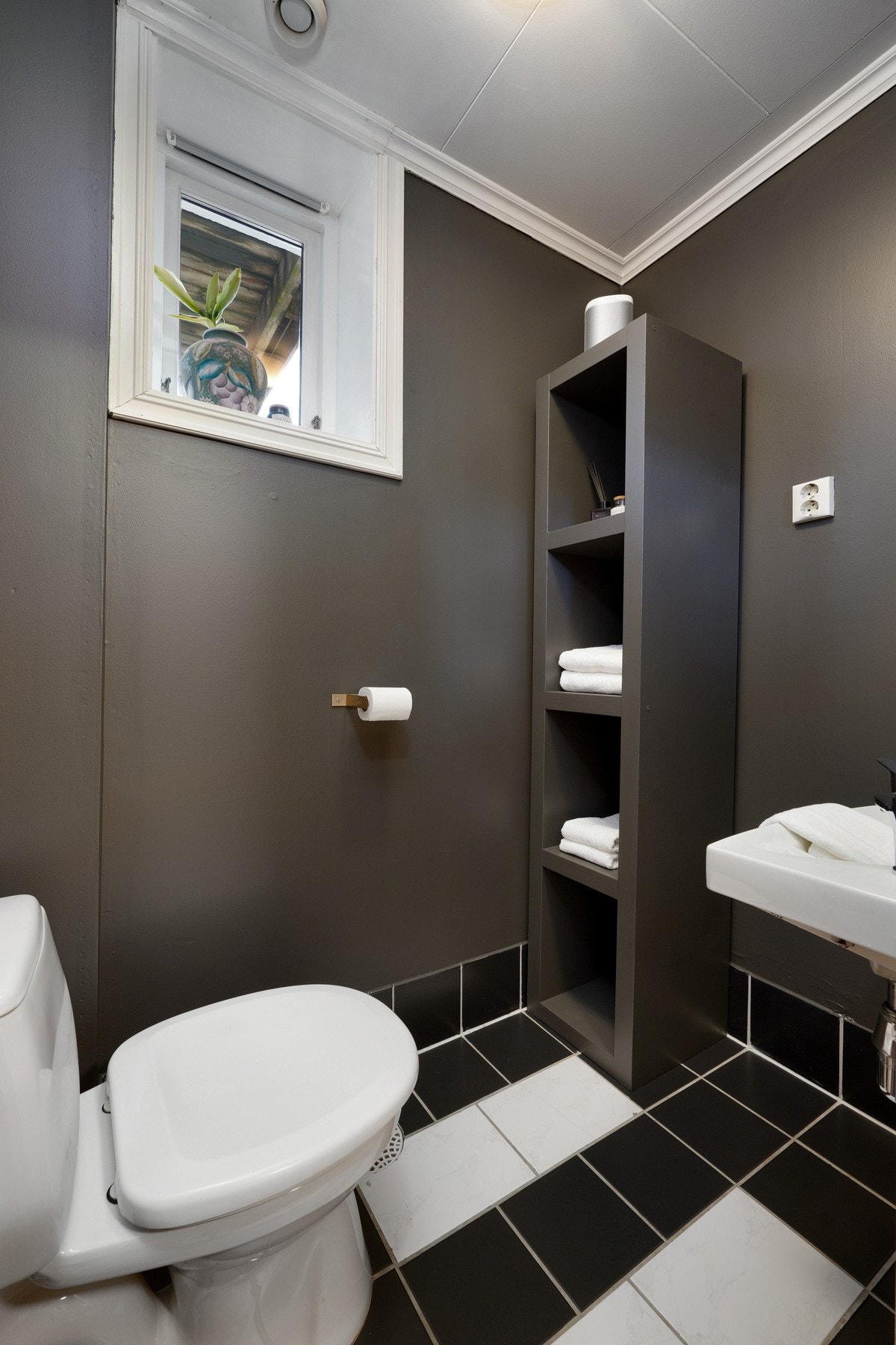 Nymalt adskilt toalett med ny vask og nytt speil Galleribilde