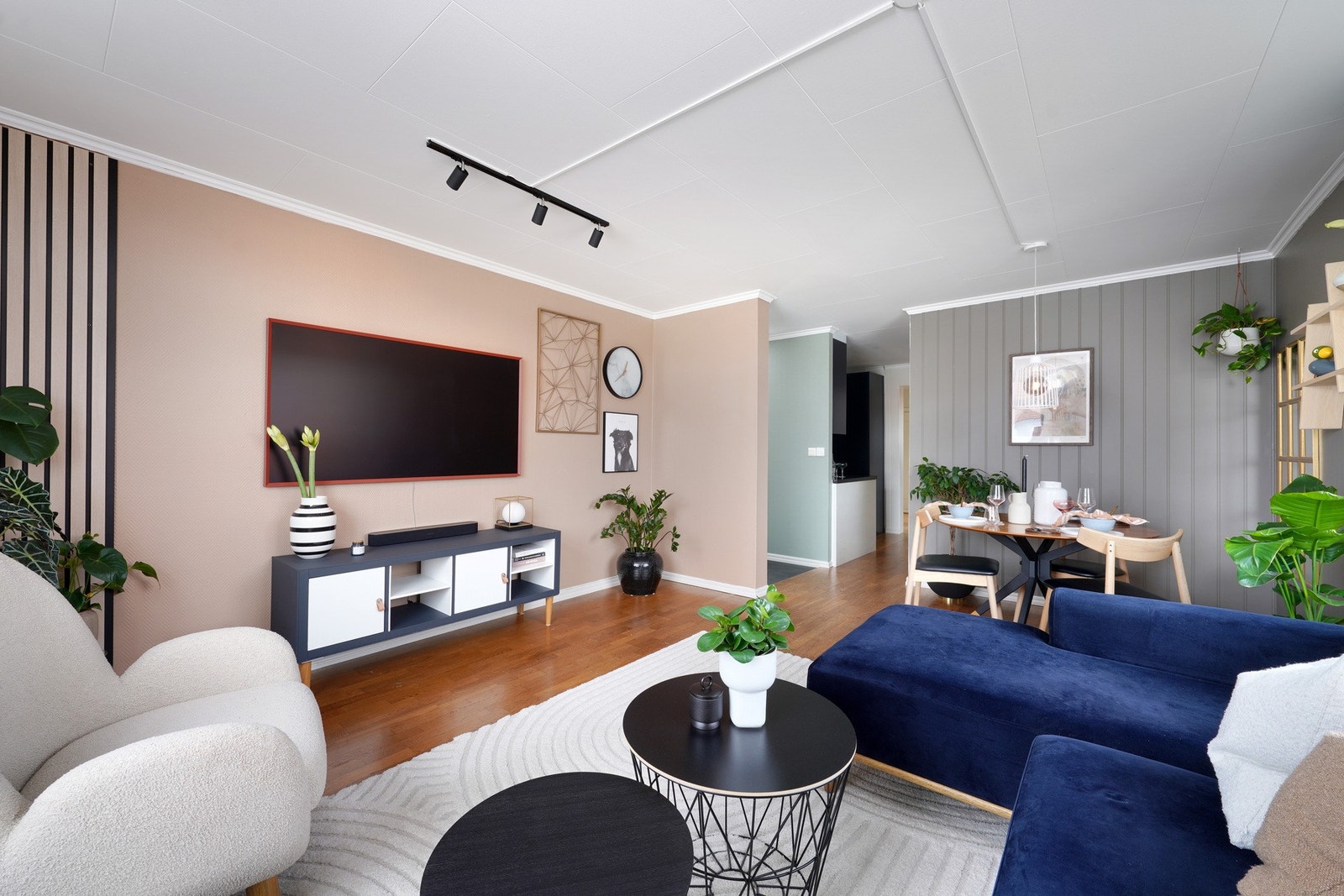 Flott og luftig stue med mye naturlig lys Galleribilde