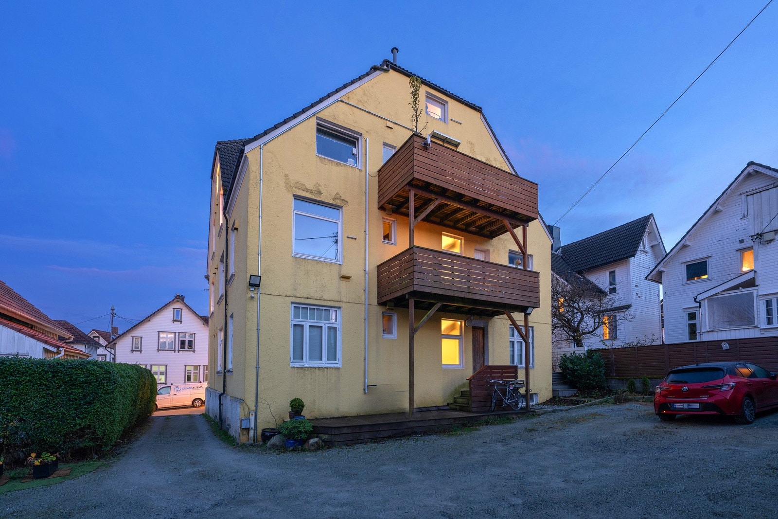 Det er parkeringsplass på fellesområdet, samt felles vaskerom for sameiet i kjelleren, og egen bod på 16 kvm Galleribilde