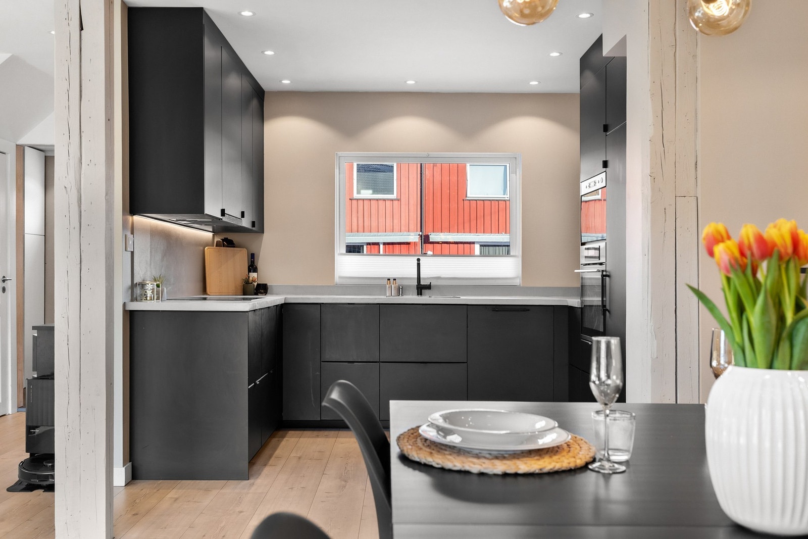 Boligen har åpen kjøkkenløsning som gir en god romfølelse Galleribilde