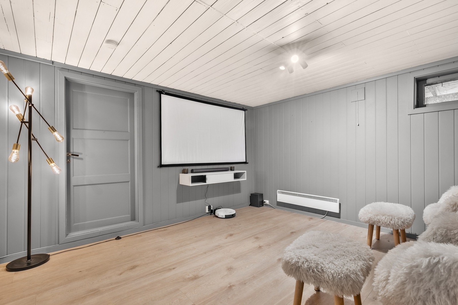 Innredet kjellerstue - ikke godkjent for varig opphold Galleribilde