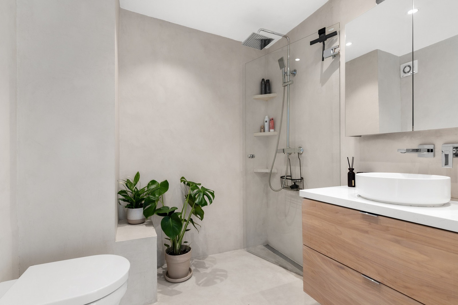 Delikat bad fra 2017 med overflater av microsement og behagelig gulvvarme Galleribilde