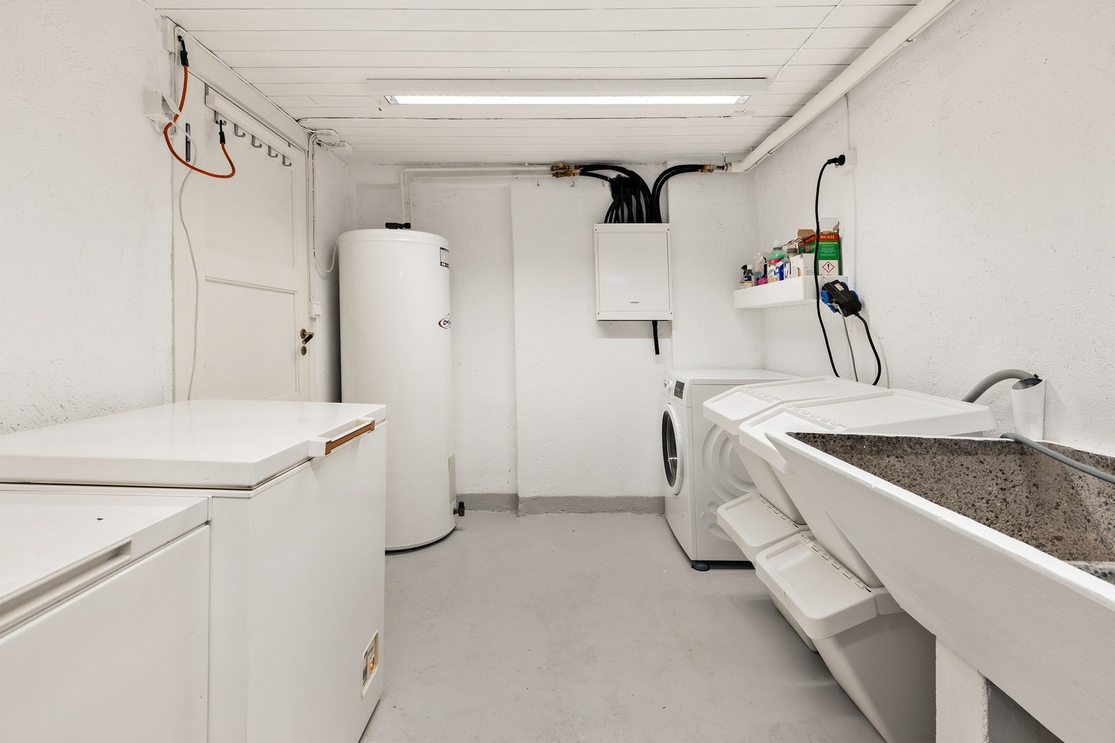 Praktisk vaskerom. Rommet har opplegg for vaskemaskin, utslagsvask og varmtvannsbereder Galleribilde