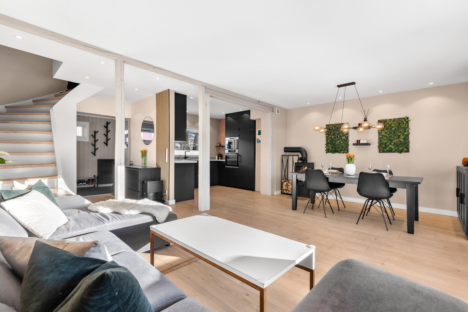 Dette er en tiltalende og moderne rekkehusleilighet over tre plan med tre soverom og separat vaskerom Galleribilde