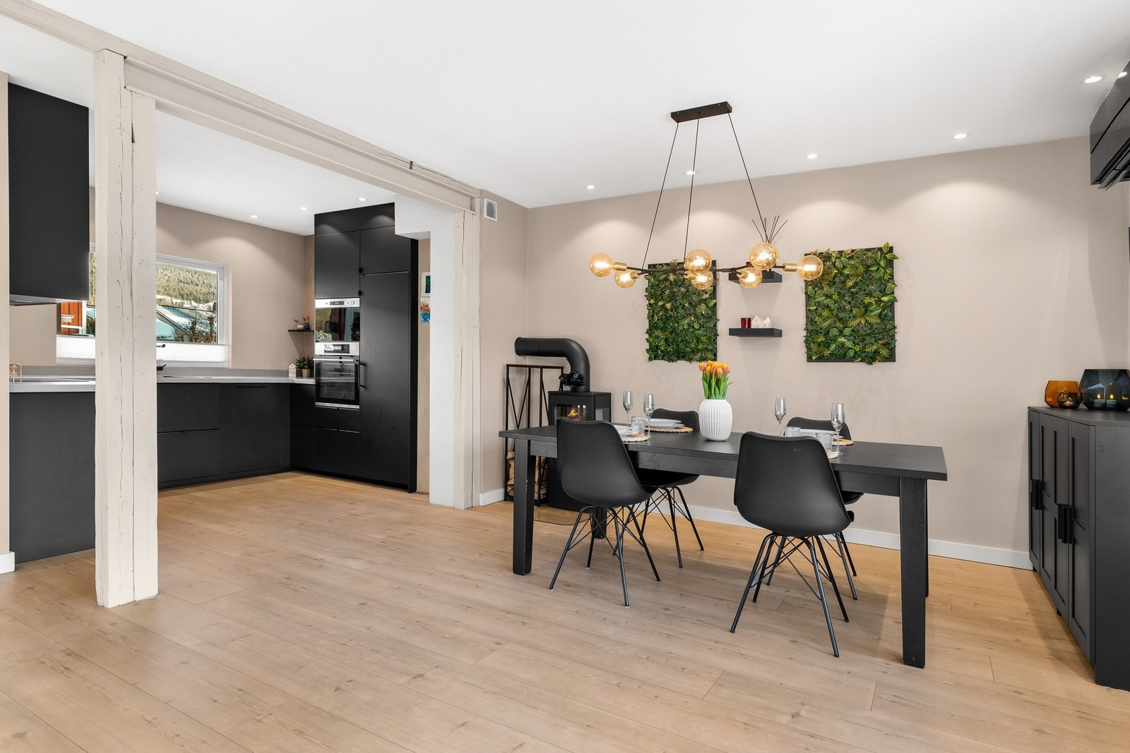 Det er fin plass til å innrede med både sofagruppe, spisestue og øvrig møblement Galleribilde