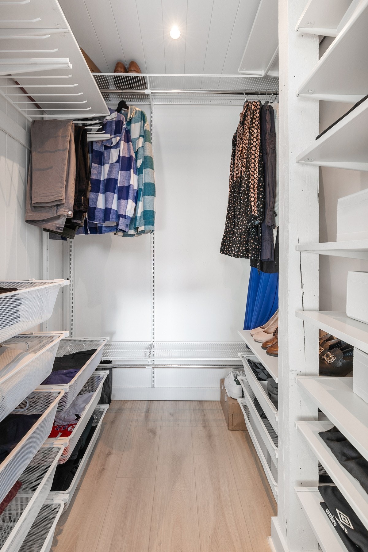 Fin oppbevaringsplass i garderoberom Galleribilde