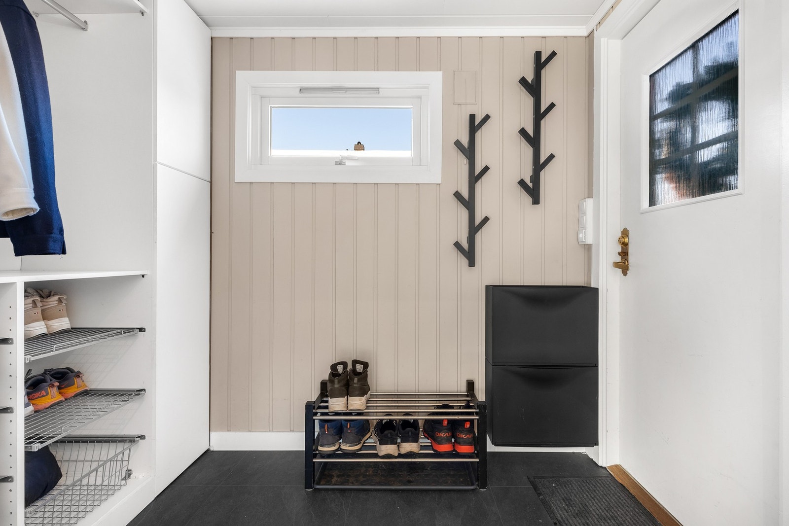 Romslig entré med downlights i himling Galleribilde