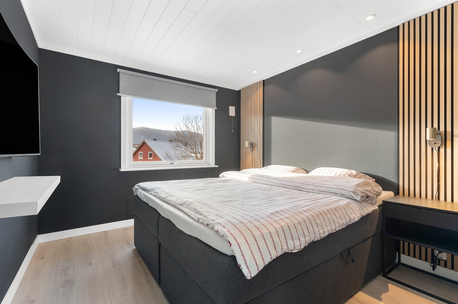 Hovedsoverommet er av god størrelse og har fin plass til dobbeltseng, nattbord og annet møblement Galleribilde