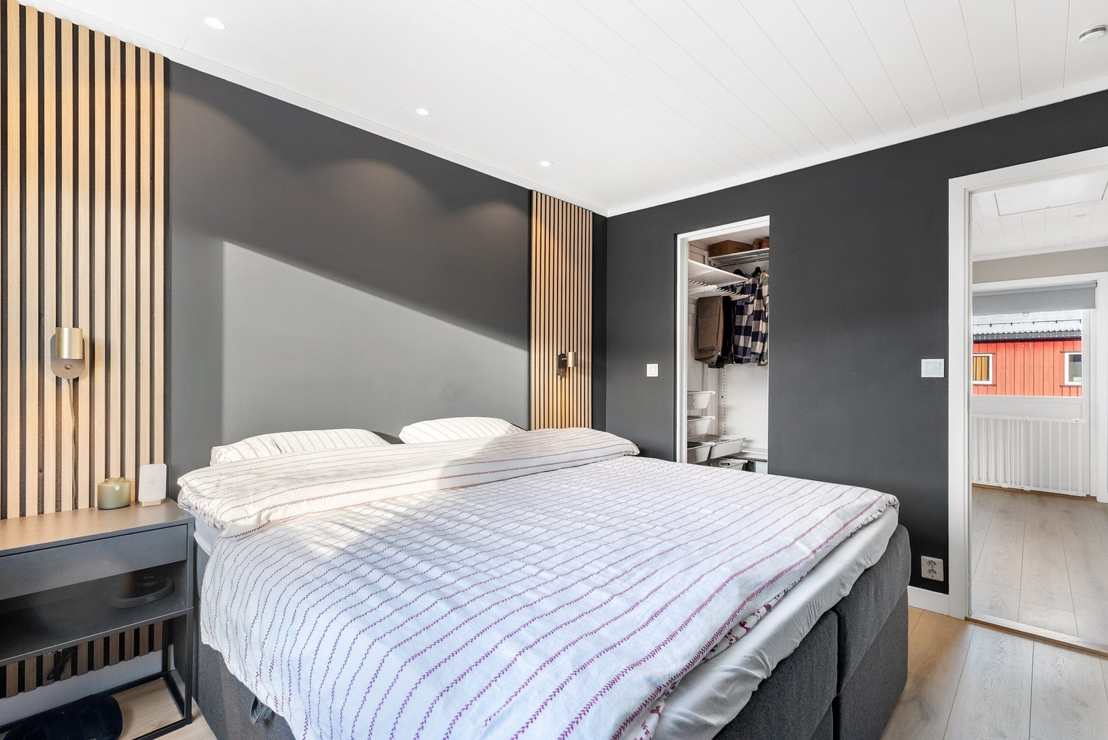 Soverommet har moderne spilevegger og direkte adkomst til bod/garderoberom Galleribilde