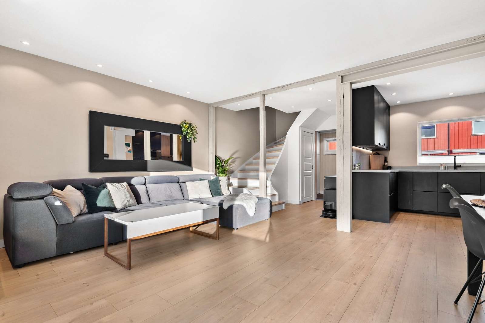 Åpen løsning mellom stue og kjøkken Galleribilde