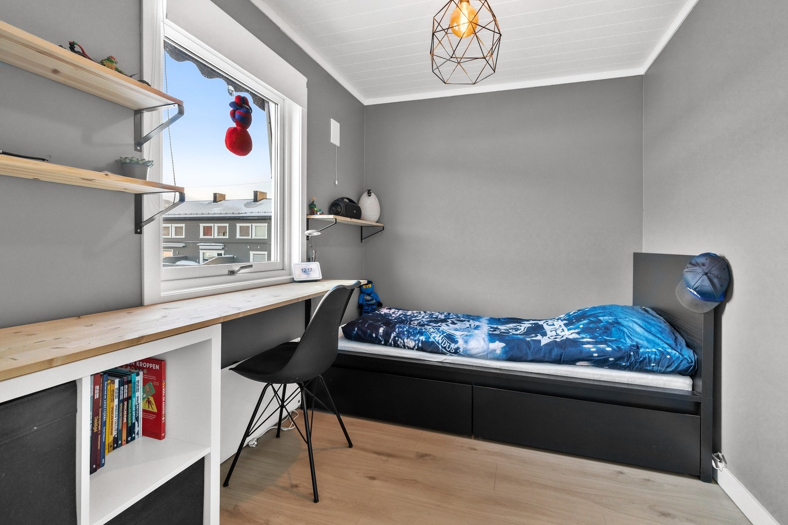 Alle soverommene har laminat på gulv, slette vegger malt i moderne farger og takpanel i himling Galleribilde