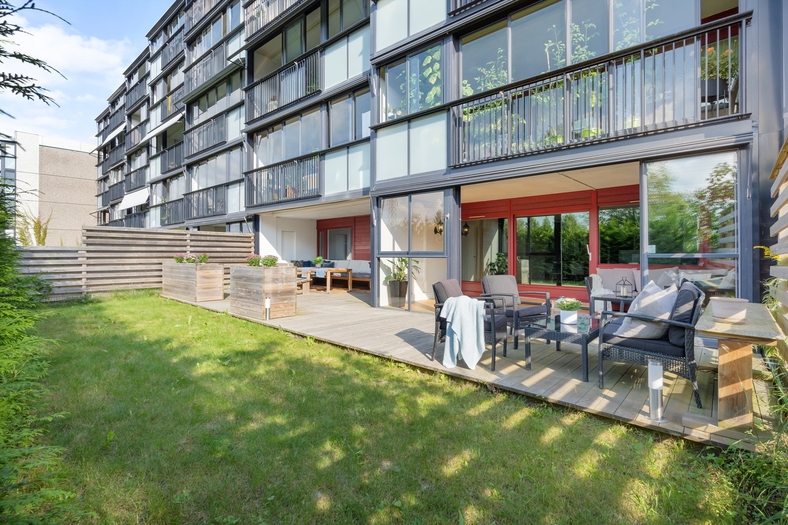 Videre er det koselig hageflekk med god plass til lek og moro. Galleribilde