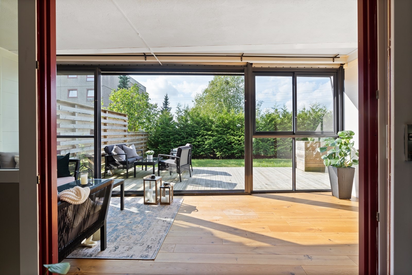 Sommerbilder av balkong/terrasse. Galleribilde