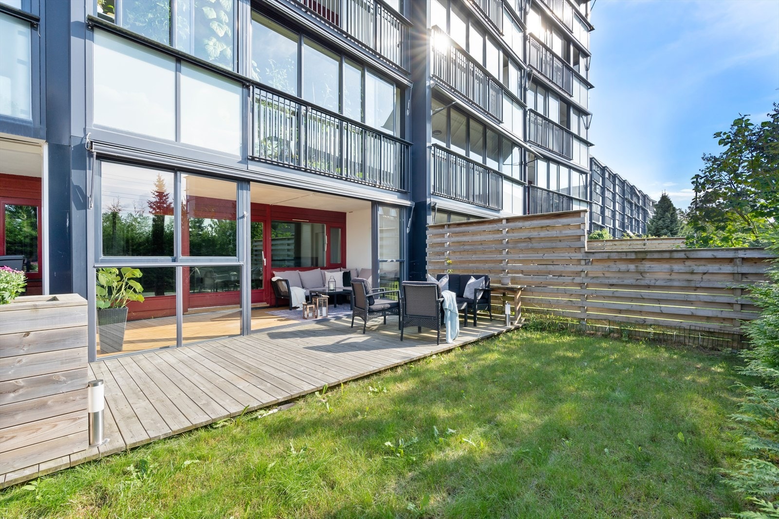 Det er en solrik, usjenert og stor platting på hele ca. 32 kvm! Galleribilde