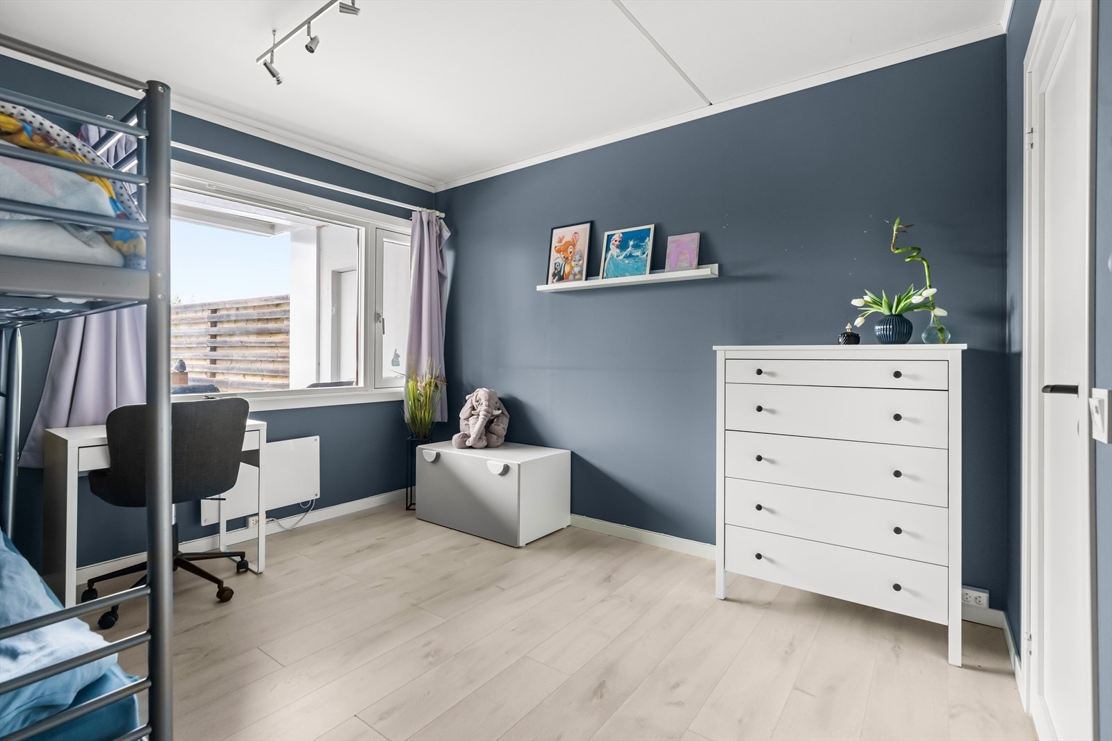 Stort soverom med svært gode innredningsmuligheter! På soverommet er det god plass til dobbeltseng, nattbord og garderobeløsning. Galleribilde