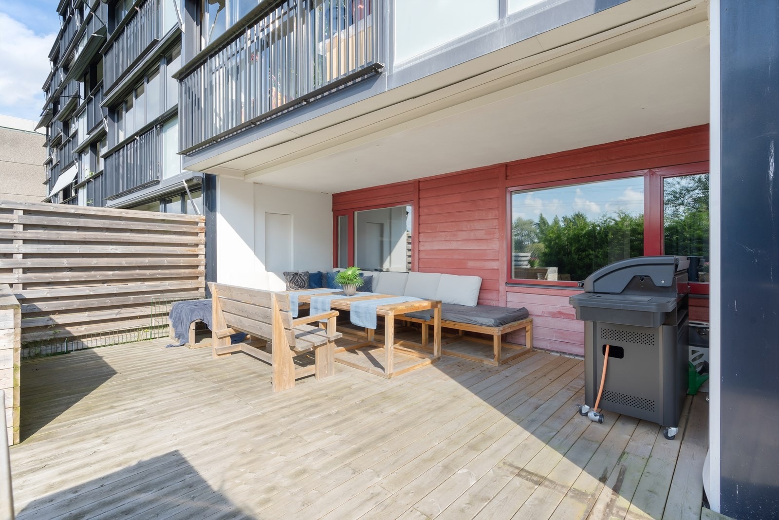 Lun og svært usjenert sittekrok med god plass til grill og loungegruppe. Galleribilde