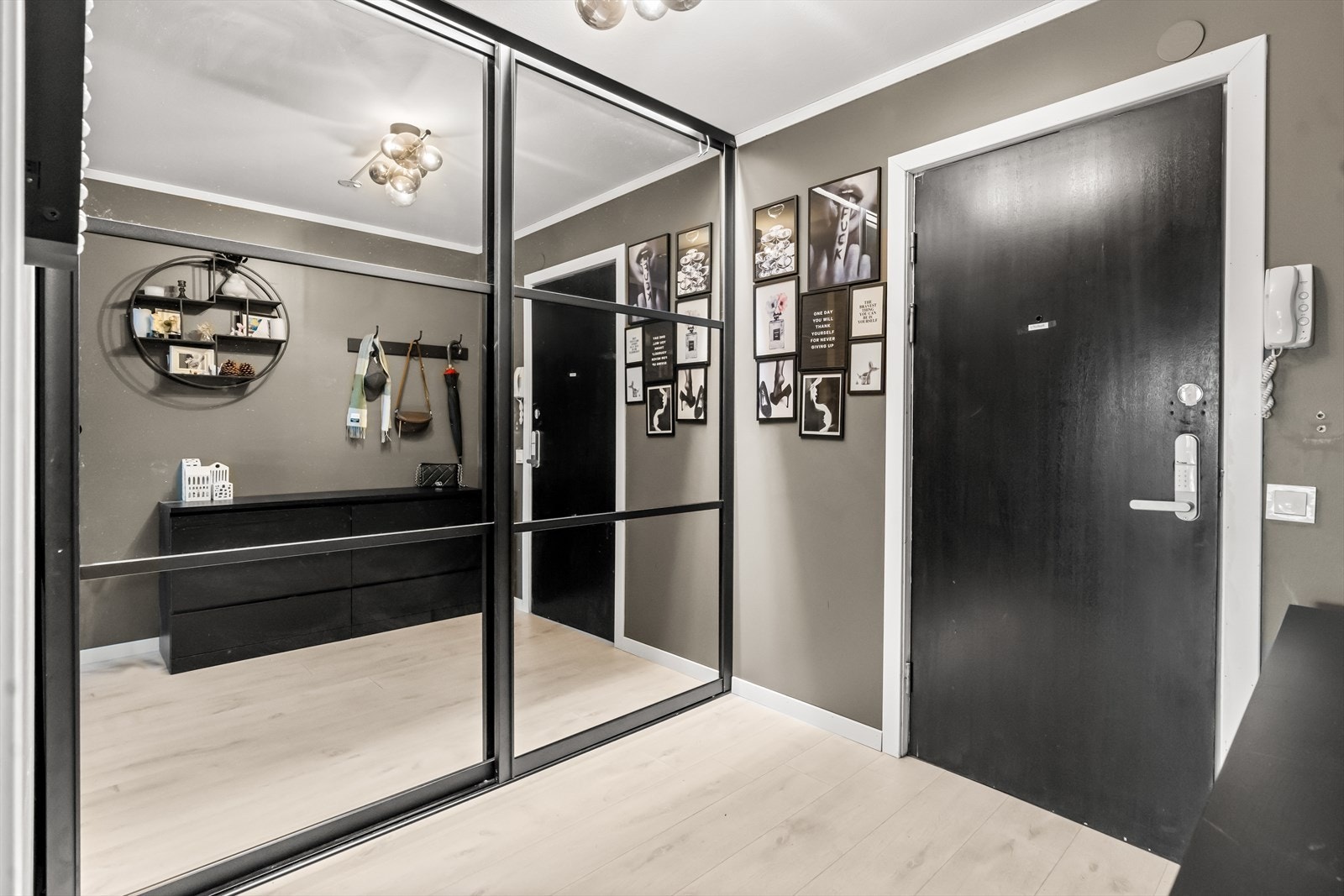 Velkommen inn! Entreen har en romslig skyvedørsgarderobe med speilfronter. Galleribilde