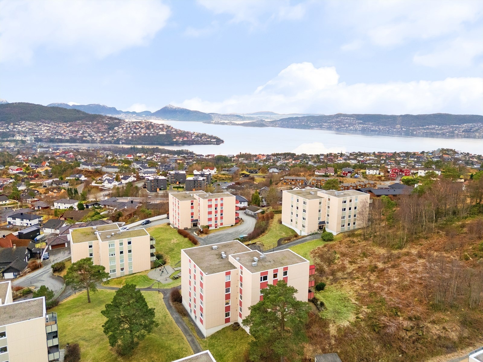 Lagets fellesområde er omkranset av bebyggelse og er helt fri for trafikk Galleribilde