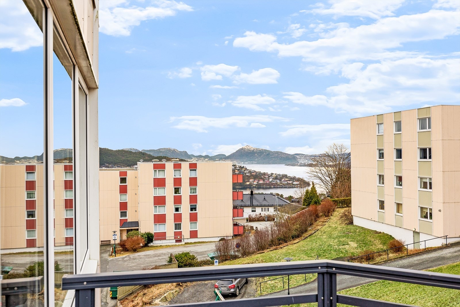 Fin utsikt over innseilingen mot både Eidsvåg, sentrum og Askøy Galleribilde