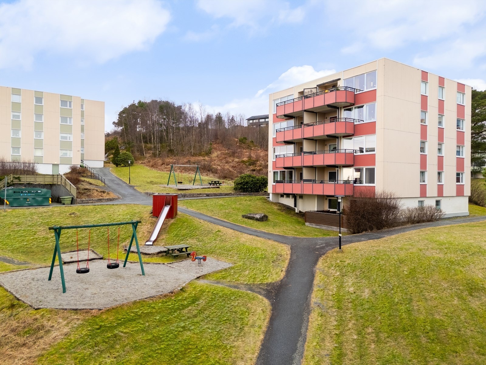 Leiligheten ligger i byggets toppetasje. Lekeplass rett foran bygget Galleribilde