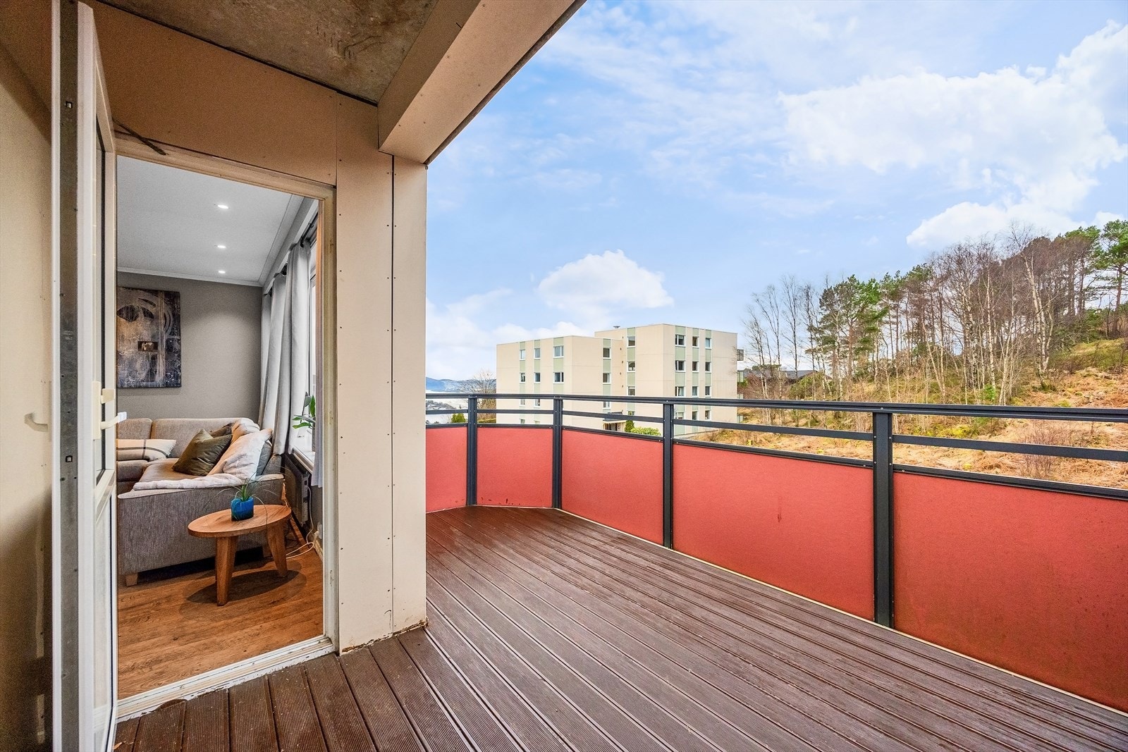 Fra stuen er det utgang til den vestvendte balkongen på 11 m² Galleribilde
