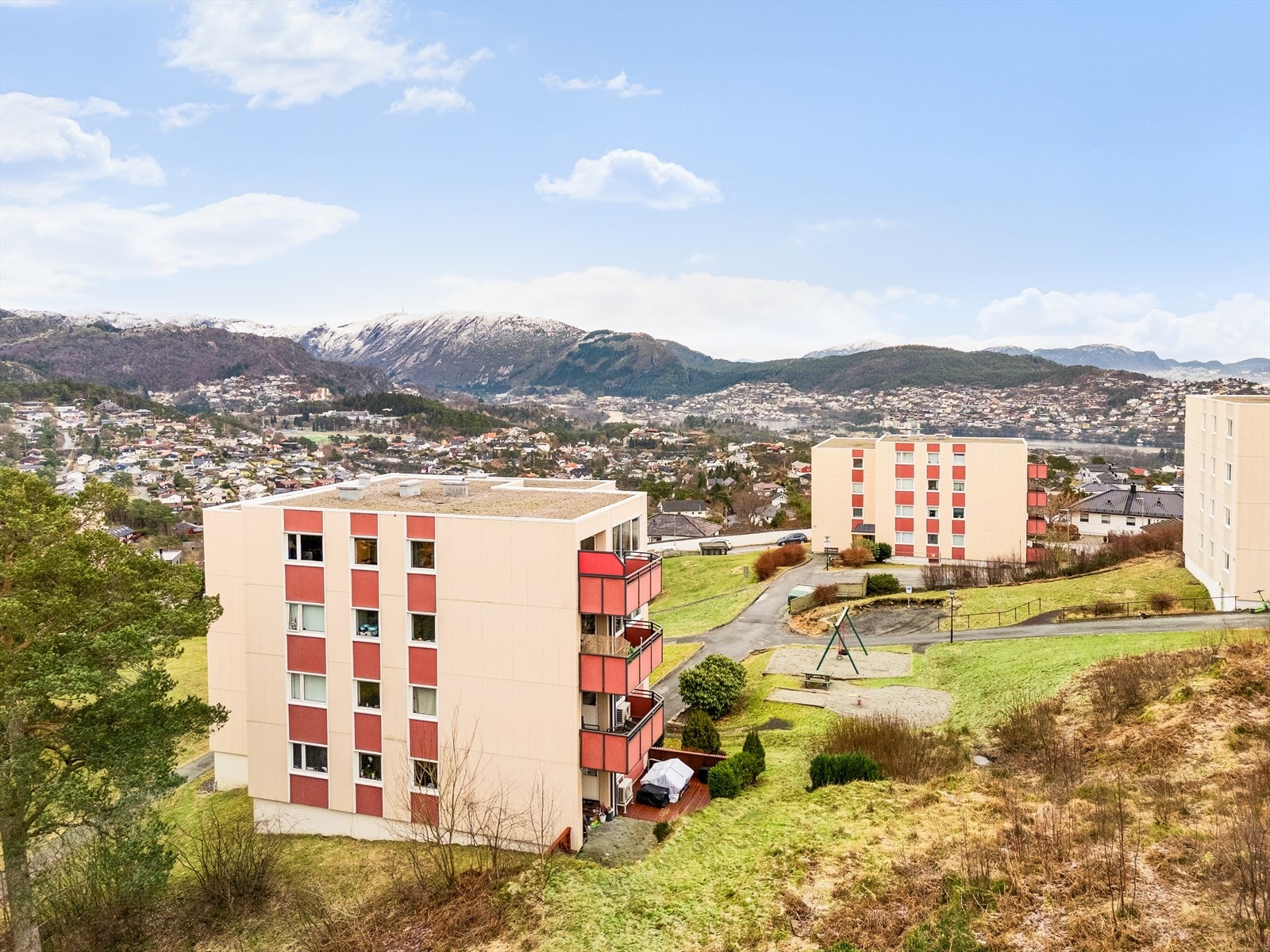 Eiendommen har en tilbaketrukket og meget barnevennlig beliggenhet på et høydedrag i Haukedalen. Flott utsikt fra både fellesområder og balkong! Galleribilde