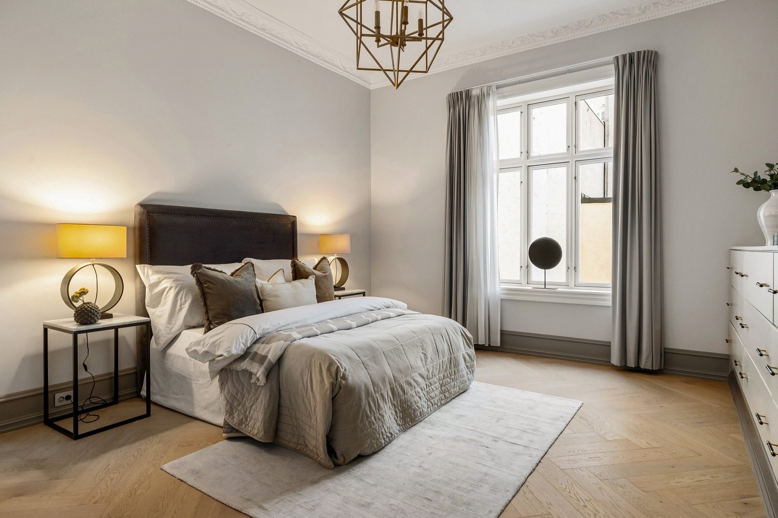 Hovedsoverommet er romslig og har god plass til en stor dobbeltseng med tilhørende nattbord. Galleribilde