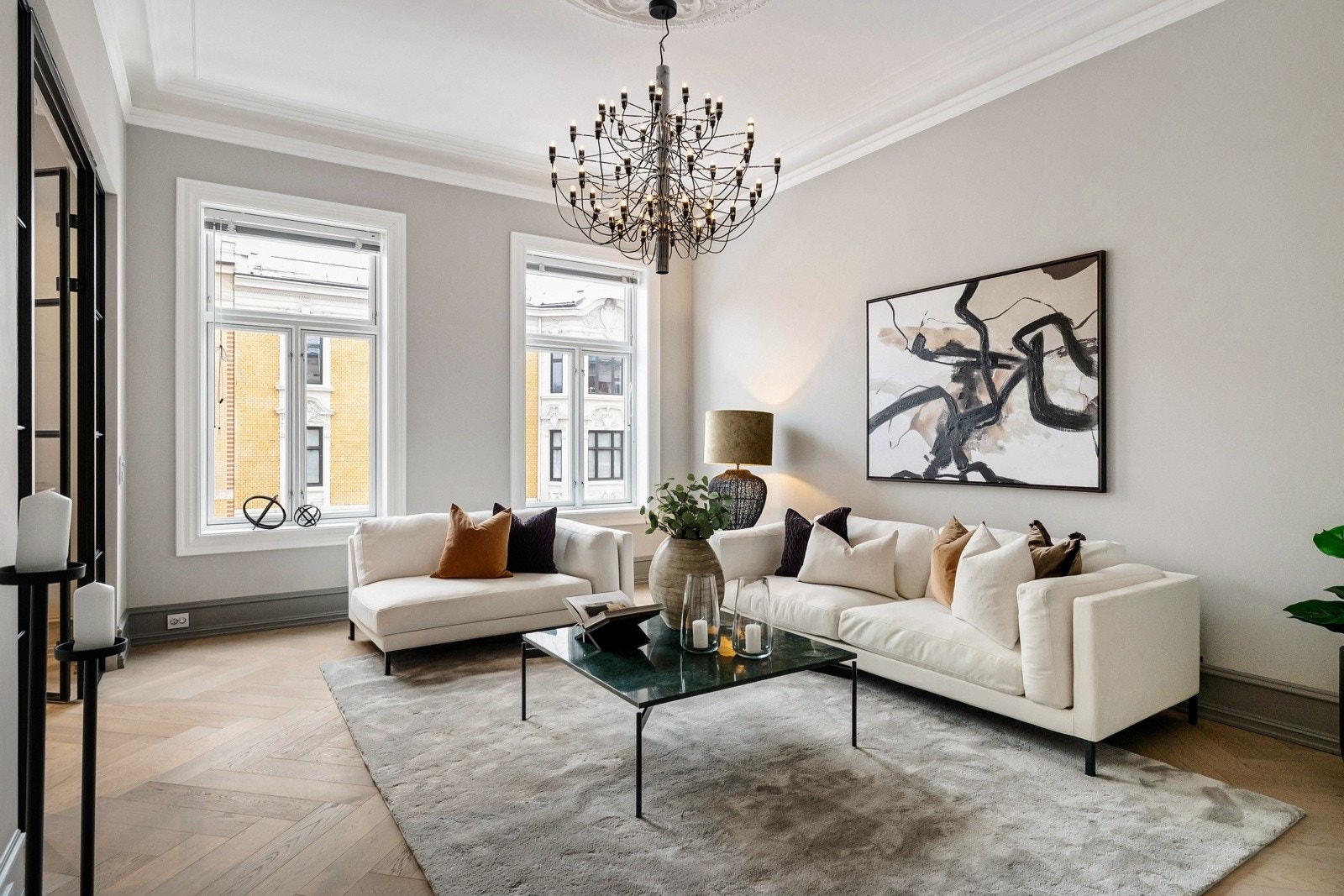Store vindusflater i stuen som slipper rikelig med lys inn Galleribilde