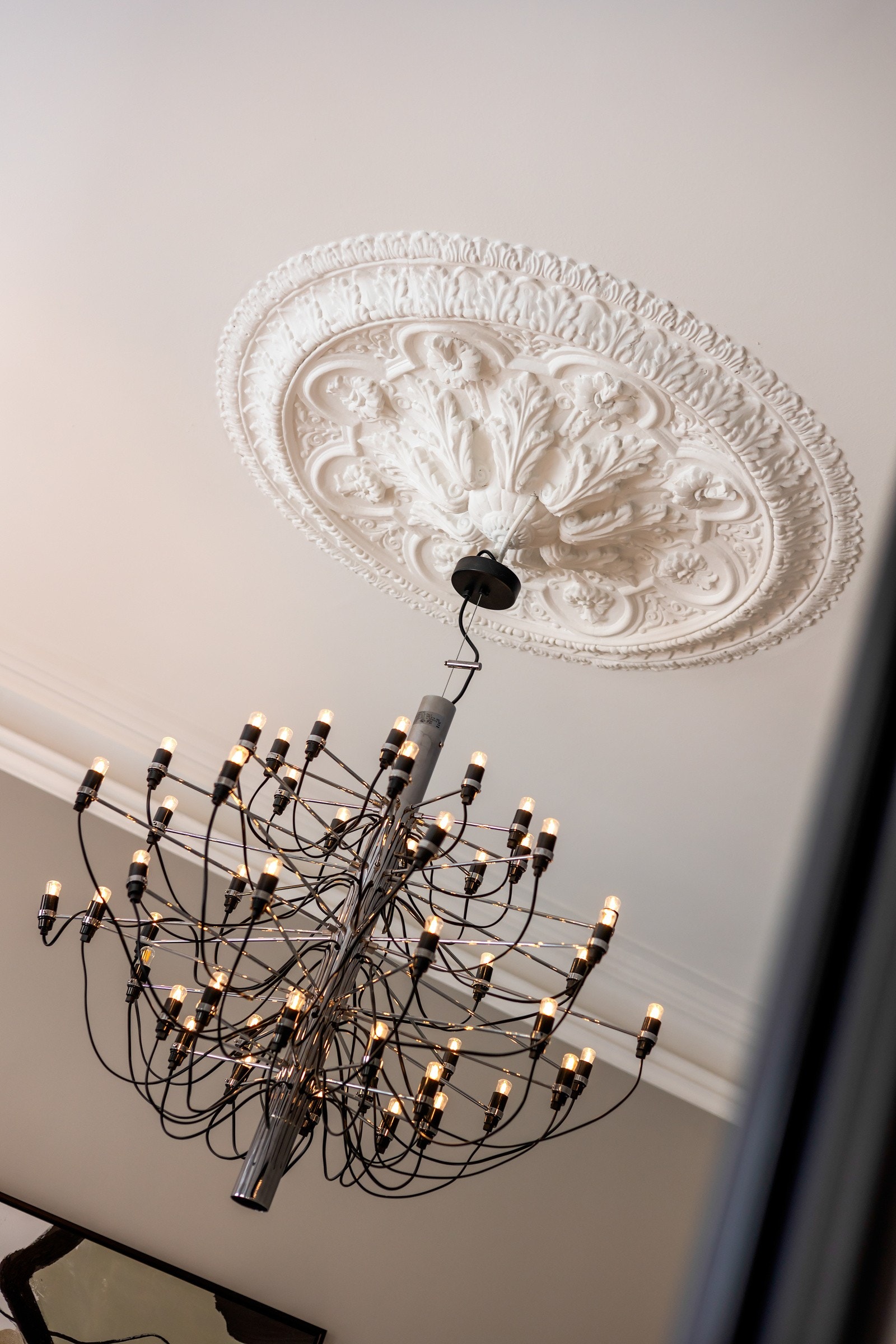 Lekre detaljer med rosetter og stukkatur er gjennomgående i leiligheten Galleribilde